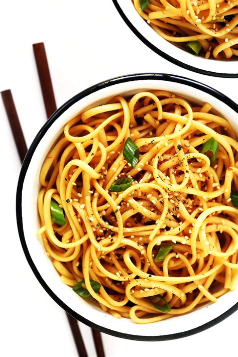  Nantong Sesame Oil Noodles: Een Sensatie van Zachte Texturen en Lichtpittige Smaken?