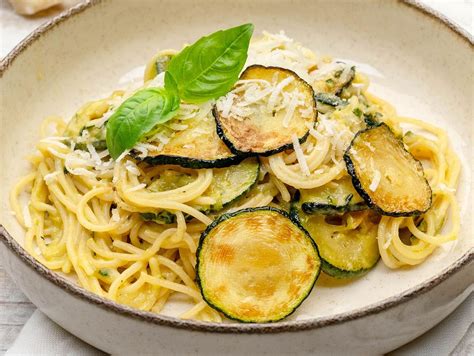  Spaghetti alla Nerano! Een romige combinatie van courgette en kaas uit het zonnige Sorrento!